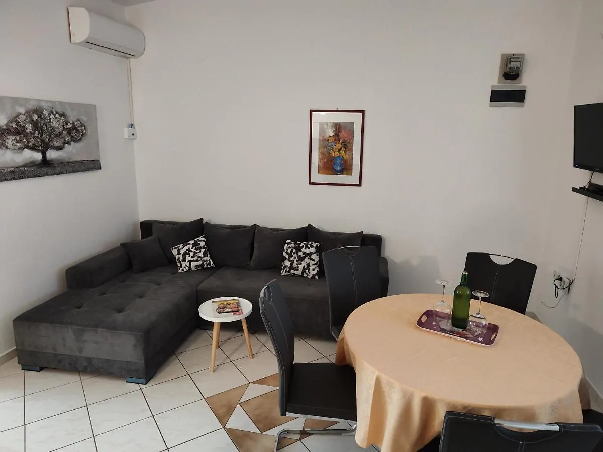 Edith'S Olive Garden Vir Apartman