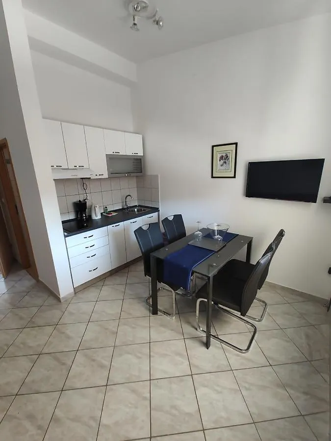 Edith'S Olive Garden Vir Apartman