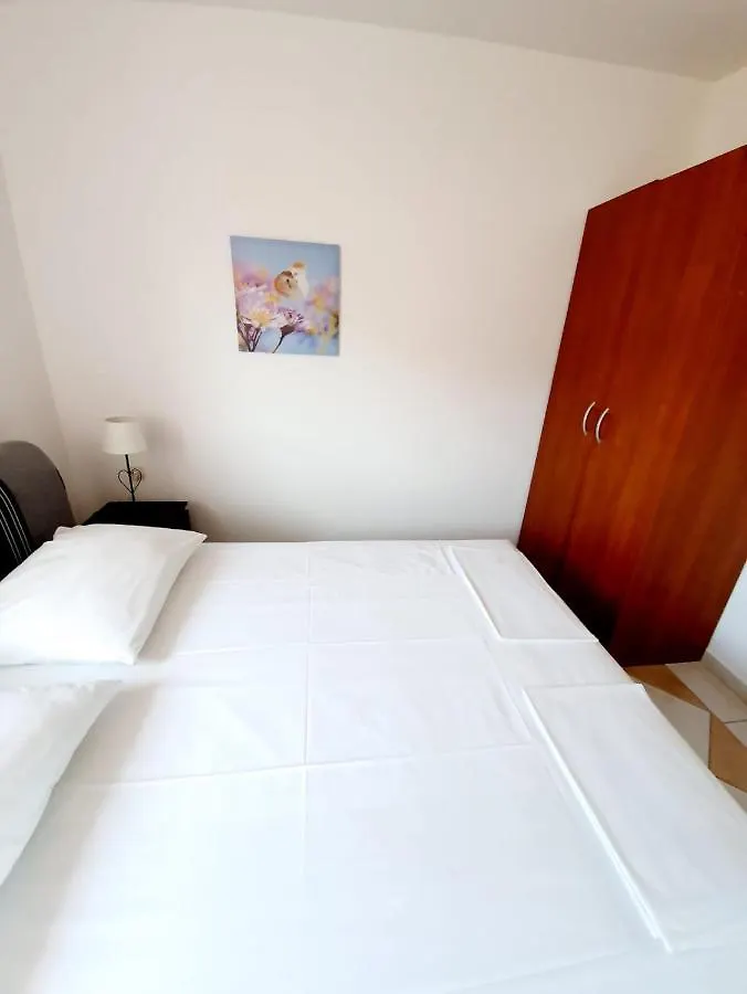 Edith'S Olive Garden Vir Apartman